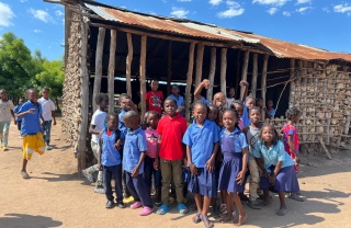 skupina přátel před jejich školou v Mosambiku